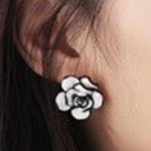 🚨Sale🚨 Beautiful Black/ White Rose Earrings NWOT