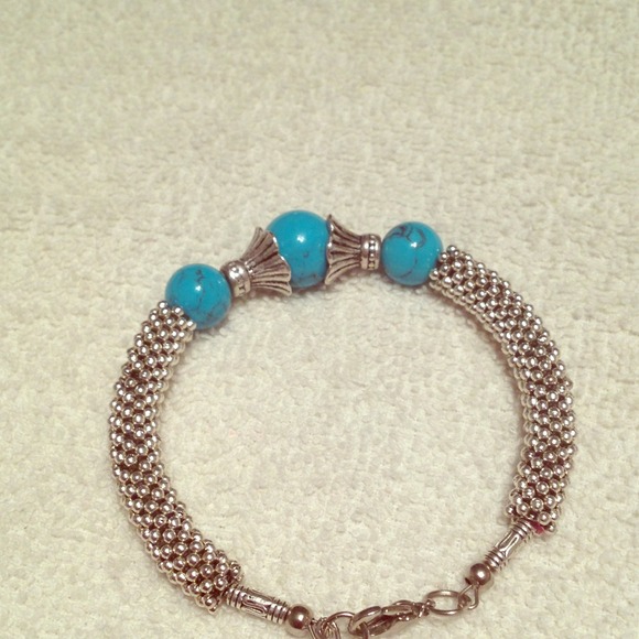 Bracelet will fit person with 7 1/2 wrist