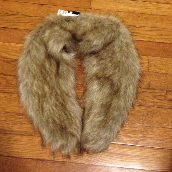 NWT!! Never worn H&M faux fur collar