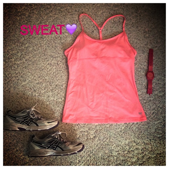 ⛔️SOLD⛔️NWOT Coral Pink Workout Top!!!