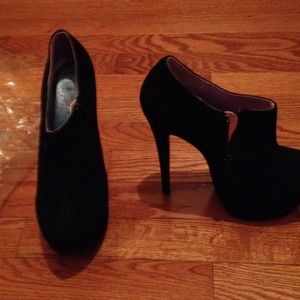 Black closed toed heel shoes zippers on sides