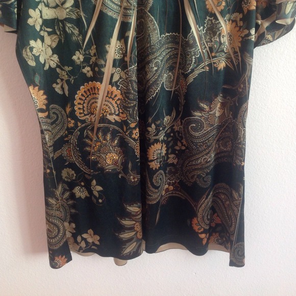 Fun detail shirt! - Picture 2 of 2