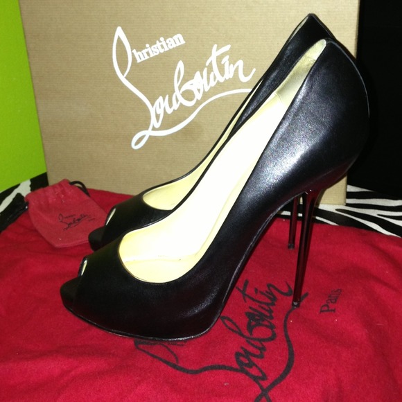 🚫🚫SOLD Authentic Christian Louboutin Open Lips