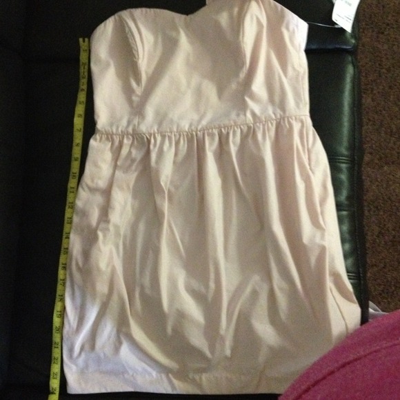 It's a short really cute dress. It has pockets. - Picture 4 of 4
