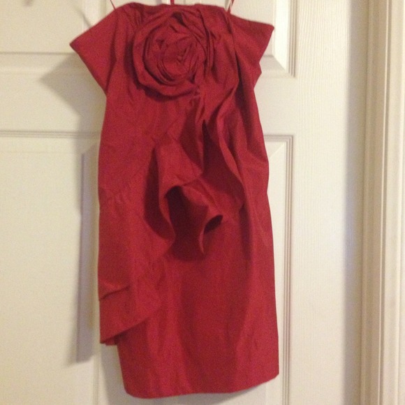 Short red dress. - Picture 2 of 4