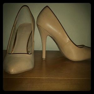 Nude pumps