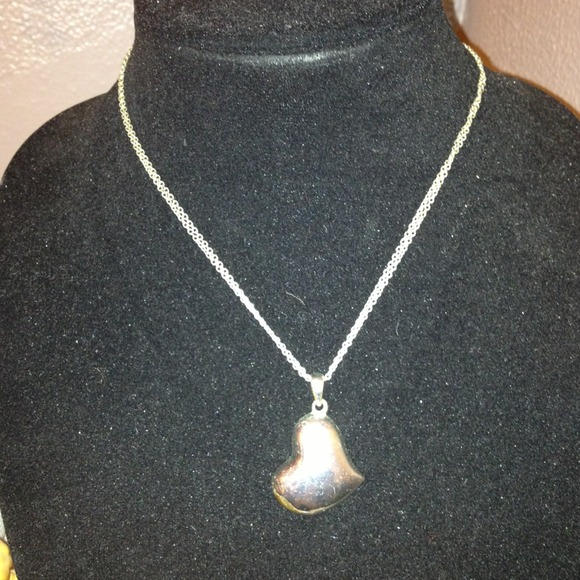 Avon silver heart 💗pre-loved