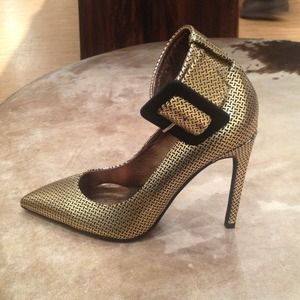Leche buckle pump in gold