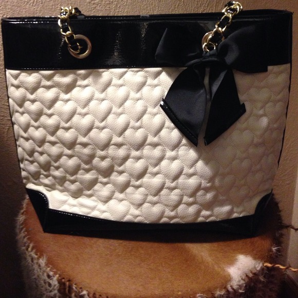BETSEY JOHNSON quilted bag cream and black patent