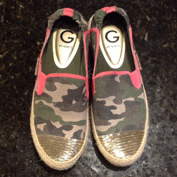 SOLD IN BUNDLE!!  GUESS CAMO SLIP-ONS SIZE 9, NWT