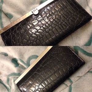✨Faux navy blue alligator clutch/wallet