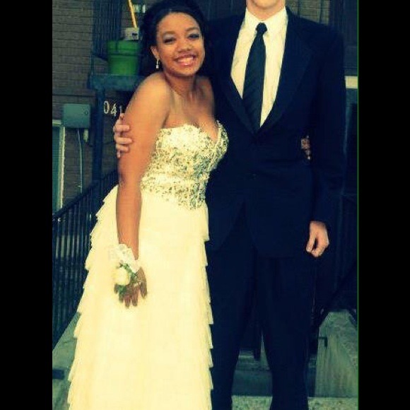 Sleeveless prom dress