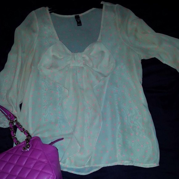 ❌SOLD IN BUNDLE❌ Bow Front W/ Heart Detail Blouse