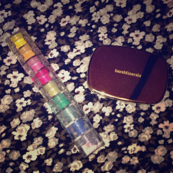 Selling BareMineral eyeshadow/ bellà Pierre.