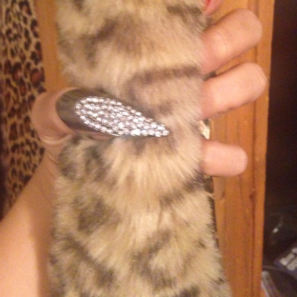 Rhinestone claw ring