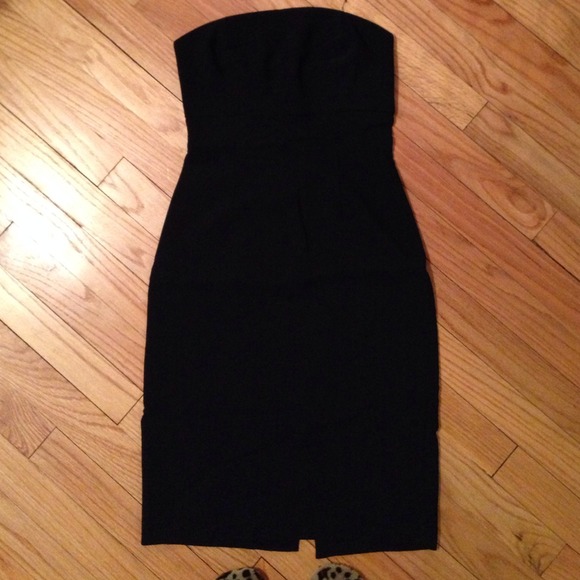 Simple black strapless dress - Picture 1 of 2