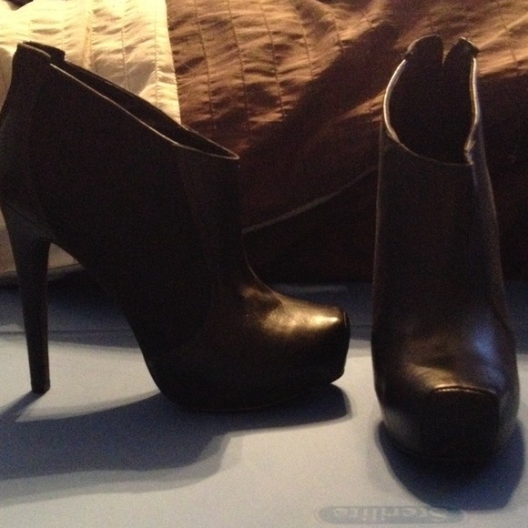 Jessie Simpson black booties