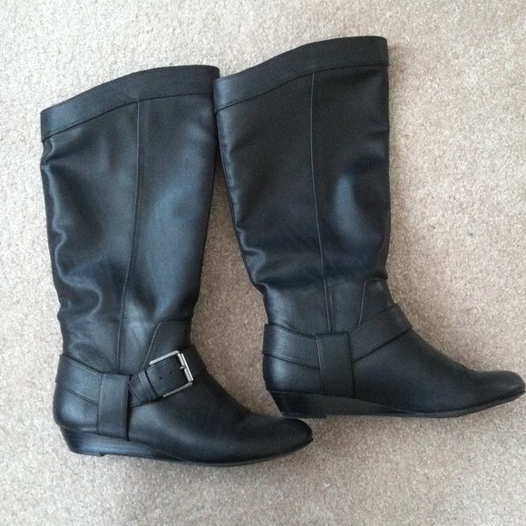 Boots - Black boots with buckle detailing