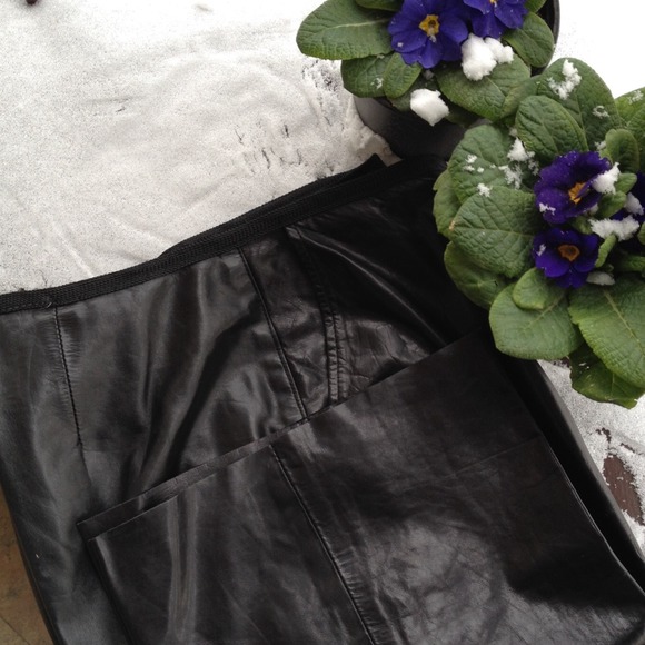 ❤️ Leather Pants that feel like sweatpants ❤️ - Picture 3 of 4