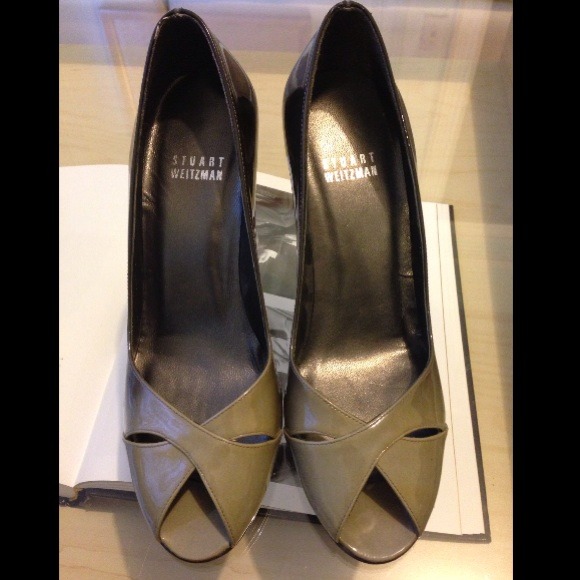 Stuart Weitzman Sashay Peep-Toe Pumps, size 6