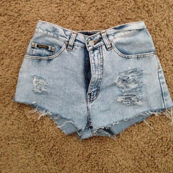 ACID WASH HIGH WAISTED SHORTS SIZE 25/26