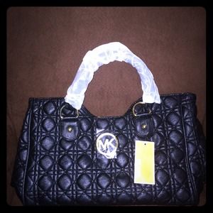 @hold@ Black purse with golden accents