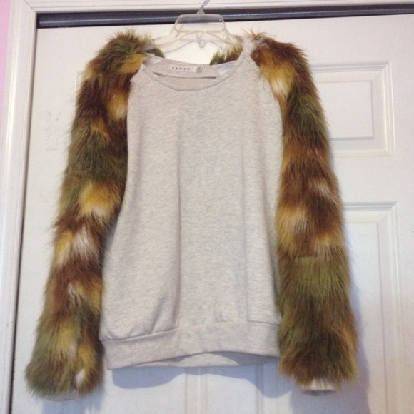 Fur sleeve pull over 🔴sold🔴