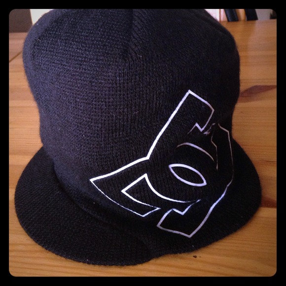 💙 DC beanie with brim, necklace