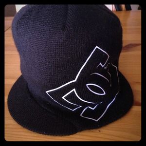 💙 DC beanie with brim, necklace