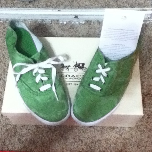 new in box Coach klare green tennis