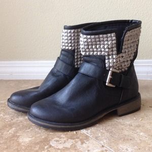 💥PM EDITOR PICK💥 AE Black Ankle Boots