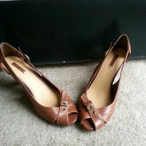 Brown leather peep toe pump