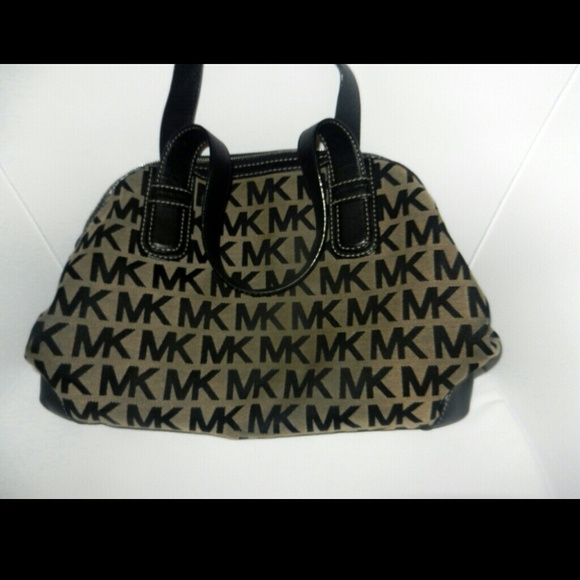 AUTHENTIC MICHAEL KORS SIGNATURE TOTE