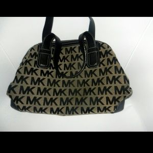 AUTHENTIC MICHAEL KORS SIGNATURE TOTE