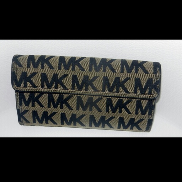 AUTHENTIC MICHAEL KORS SIGNATURE WALLET