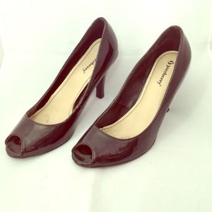 Black peep-toe pumps