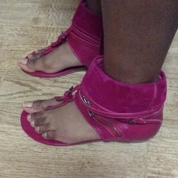 TRADED💋 Fuchsia SANDALS shipment on Monday! - Picture 3 of 4