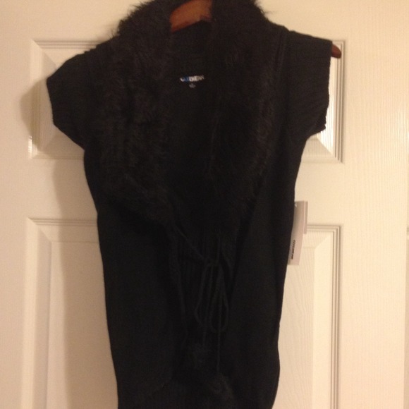 Black sweater vest with faux fur collar