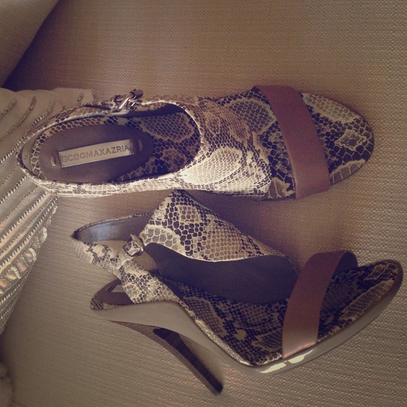 BCBG MAX AZRIA snake print sandal.