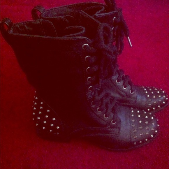 Spiked report boots combat
