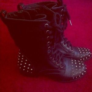 Spiked report boots combat