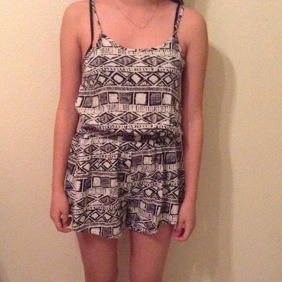 ㄴSoldㄱ Black and White Romper - Picture 3 of 4
