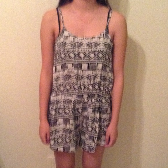 ㄴSoldㄱ Black and White Romper - Picture 4 of 4