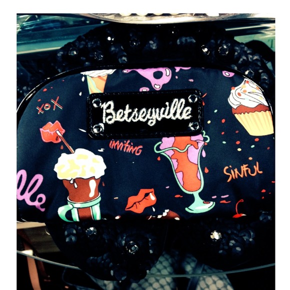 Besteyville wallet or a makeup bag 🍥🍩