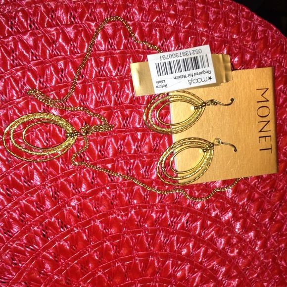 Golden oval pendent necklace and earring set