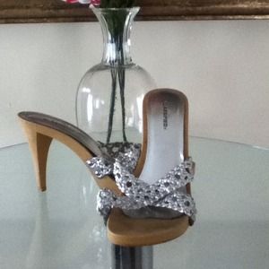 Slide in wooden pump