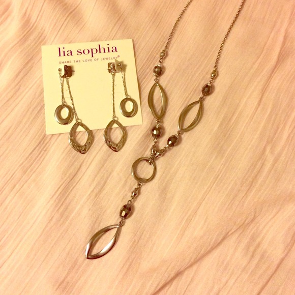 ✨Sold✨Lia Sophia Jewlery Set- Silver - Picture 1 of 3
