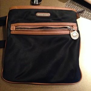 Authentic Michael kors cross body. Kempton