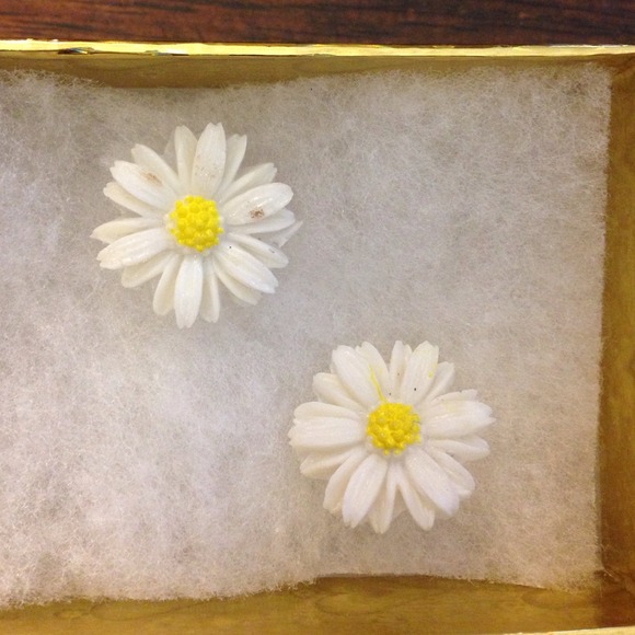 TRADED White flower earrings