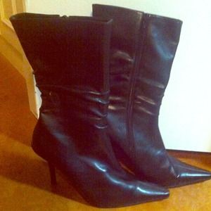 Sexy high-heeled black boots!